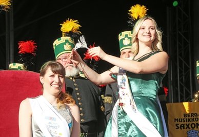 2019 war es dann soweit: Die letzte Bergstadtkönigin Lucy I. setzt der ersten Silberstadtkönigin Julia I. den Silberreif auf das Haupt.