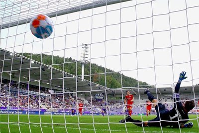 Rouwen Hennings überwindet Torhüter Martin Männel (Aue) per Foulelfmeter zum 0:1, dem Tor des Tages. 