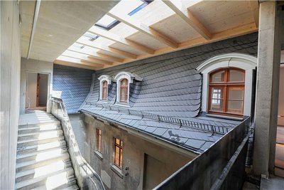 Im überdachten neuen Innenhof ganz oben: Altes und Neues wurde hier verbunden.