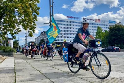 Etwas verspätet kam die Tour am Marx-Kopf an, wo eine kurze Kundgebung stattfand.