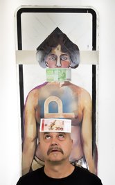 Das Verhältnis zwischen Geld und Werten zentrales Thema der Werkschau des Augustusburger Künstlers Uwe Schwarz. Gegen den allgemeinen Mainstream parodiert er die Angst vor der Unsicherheit von Währung, Zins und Zinseszins.