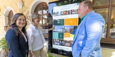 Tourismuskoordinatorin Corinna Bergelt (links) testet mit Ehrenfriedersdorfs Bürgermeisterin Silke Franzl und Gelenaus Bürgermeister Knut Schreiter das neue Informationsterminal der Greifensteinregion. 