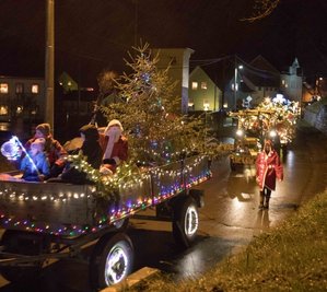 Hell erleuchtet fuhren geschmückte Traktoren auch am vierten Advent durch Langhennersdorf. 