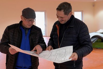 Sven Köpp stimmt sich mit Jürgen Rohleder aus Fraureuth zur Möblierung des Kita-Neubaues ab. Die Einrichtung kommt vom Möbelwerk Niesky, das seit über 70 Jahre Möbel für Kitas und Schulen herstellt.