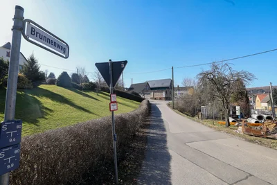Der Brunnenweg ist die Zufahrt zum Parkplatz des Gasthofes „Goldener Hahn“ in Niederwinkel. Hier beginnen die Arbeiten am 18. Mai.