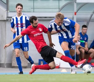 Erneut ausgebremst: Die Mittweidaer Fußballer, hier mit Neuzugang Josias Günnel (r.) und Philipp Krasselt, müssen weiter auf den ersten Punktgewinn in der Sachsenliga warten. 