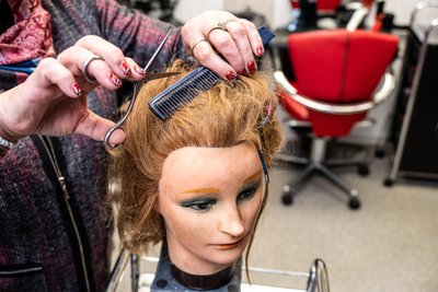 Steffi Oertel empfängt ihre Kundinnen und Kunden in ihrem Salon in der Leipziger Straße 9 in Rochlitz.