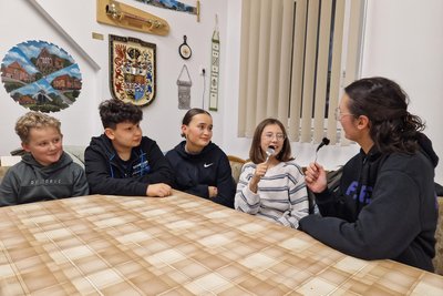 Adrian, Ben, Vivien und Leni (von links) werden hier von Emma Weidlich (rechts), einer Mitarbeiterin des Vogtlandkreisjugendrings, interviewt.