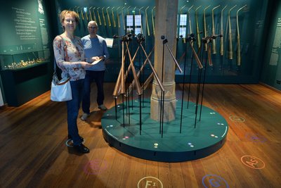 Im neuen Ausstellungsteil des Stadt- und Bergbaumuseums Freiberg probierten Anke und Jens Herrmann aus Hetzdorf die russischen Hörner aus – mit den auf den Boden angebrachten Noten.