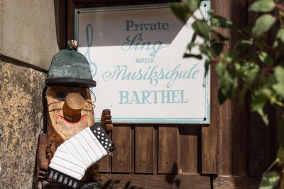 Die Berufung des 75-jährigen Oberwiesenthalers ist unschwer schon an der Haustür zu erkennen.