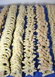 Zuckermännle, nichts als Zuckermännle. Dieses traditionelle Gebäck - zum Beispiel in Form von Herzen und Sternen - gehört neben Äpfeln und Nüssen an einen vogtländischen Weihnachtsbaum.