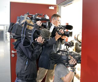 Deutlich mehr Journalisten als bei anderen Verfahren am Amtsgericht berichteten am Donnerstag von der Verhandlung gegen einen Chemnitzer, der bei einer Demo den Hitlergruß gezeigt haben soll.