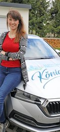 Julia Richter ist seit zwei Jahren die amtierende Silberstadtkönigin. Wegen der Coronakrise wird es auch eine dritte Amtszeit für die beinahe 28-Jährige geben. Da ihr E-Auto, was sie 2019 zur Amtsübergabe erhielt, inzwischen anderweitig gebraucht wird, wurde ein neuer Dienstwagen angeschafft, den ein Unternehmen aus dem Erzgebirge beschriftet hat. 