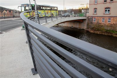 Das Geländer der neuen Straßenbrücke in Flöha sorgt wegen der horizontalen Holme, der Höhe und der abgeschrägten Ausführung für Aufsehen und auch für Fragen. 