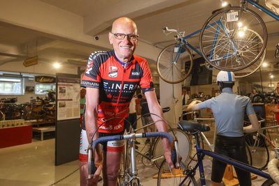 Der Chemnitzer Wolfgang Lötzsch, hier mit seinem Straßenrennrad von 1988, kommt am Sonnabend zum Sportlerforum nach Halsbrücke.