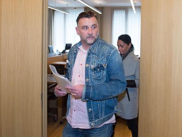 Pegida-Gründer Lutz Bachmann verlässt den Gerichtssaal.