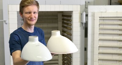 Franco Mitzlaff hält einen Twusch Porzellaneinsatz für Campingtoiletten vor und nach dem Glühbrand in den Händen. 