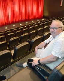 Das Kinopolis in Freiberg ist seit 1. Juli wieder geöffnet. Betriebsleiter Thomas Erler freut sich auch über die neue Bestuhlung. 