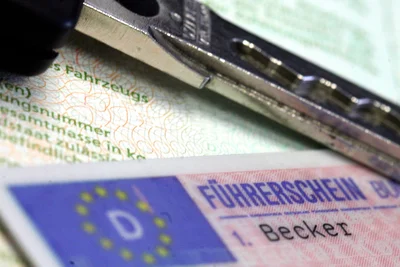 Zwei Chemnitzer sollen banden- und gewerbsmäßig Führerscheine gefälscht und verkauft haben.