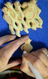 Steffi Holzmüller und Tochter Jana Fath bemalen die kleinen Figuren.