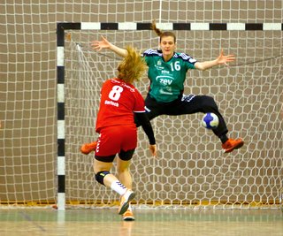 Die Zwickauer Torhüterin Juliane Klimiuk pariert einen Wurf von Romana Gerisch (Mainz).