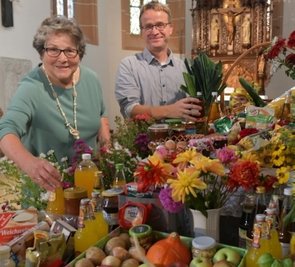 Schon seit vielen Jahren richtet Liebgard Veit, hier mit Pfarrer Benjamin Roßner, den Altarraum für das Erntedankfest her. 