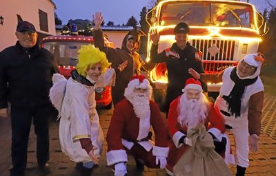 Überaus fidel gingen die zwei Weihnachtsmänner und ihre Gehilfen im Freiberger Stadtteil Zug auf ihre Bescherungstour. 