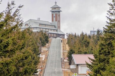 "Was seit vielen Jahren fehlt, ist ein alles umrandendes touristisches Gesamtkonzept", sagte Bürgermeister Jens Benedict letzten Sommer. Das soll sich am Fichtelberg nun ändern. Erste Schritte ging die Stadt Oberwiesenthal bereits.