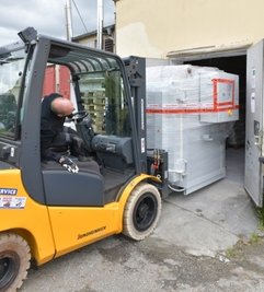 Mike Neumann zirkelt den neuen Ofen durch die Tür.