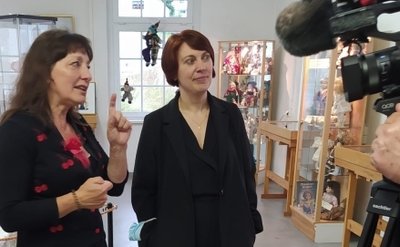 Benita Martin (links) plauderte mit der Marienberger Kulturamtsleiterin Susann Hofmann über Puppen.