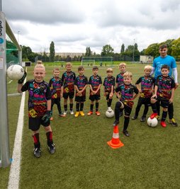 Die Camp-Shirts des VfB Empor Glauchau kamen nicht nur bei Travis Bauch (links) und der Trainingsgruppe von Adrian Saalfeld gut an. 
