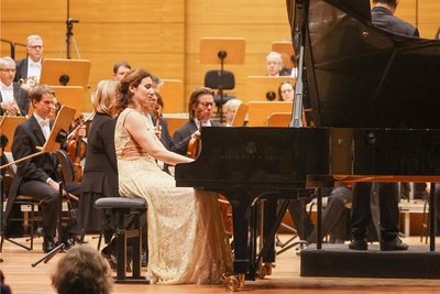 Die Pianistin Martina Filjak aus Kroatien im Konzert der Robert-Schumann-Philharmonie unter der Leitung von Diego Martin-Etxebarria. 