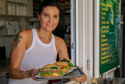 Janet Landgraf hat im Gondelteich-Imbiss drei verschiedene Sorten von Fischbrötchen verkauft.