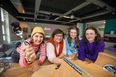 Tina Rubner, Doritta Kolb-Unglaub, Frederike Weißflog, Emma Weidlich bei einer Podcast-Aufnahme.