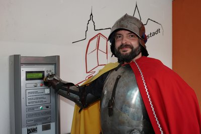 Ritter Georg geht mit gutem Beispiel voran und wirft für die Jubiläumsfahrt die Münzen ein.