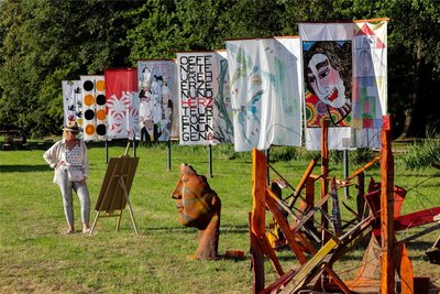 Viele Fahnen, die in früheren Jahren entstanden sind, hängen wieder im Park.
