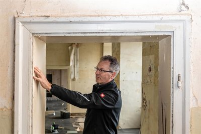 Schlossmitarbeiter Klemens Richter auf der Baustelle.