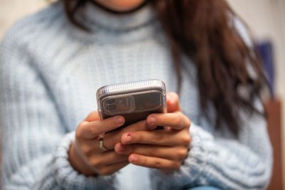 Panik im Gruppenchat? Ruhig bleiben. Kettenbriefe zu "KI liest alles mit" sind frei erfunden – Verbraucherzentralen raten: löschen, nicht weiterleiten.