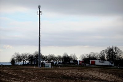  Der Sendemast für das sogenannte Blaulichtnetz, den BOS-Funk, am Autobahnparkplatz Waldkirchen wird mit moderner Notstromtechnik ausgestattet. Angesichts der Diskussion um Blackout-Szenarien im Vogtland hat das die Frage in den Fokus gerückt, wie Notrufe im Fall des Falls überhaupt die Retter und Einsatzkräfte erreichen. Foto: Franko Martin 