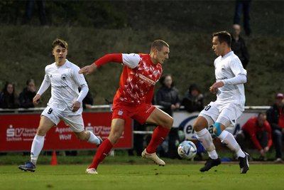 Lucas Albert (Mitte) behauptet den Ball hier gegen die Lichtensteiner Lukas Wilczynski (links) und Dominic Oertel (rechts). Der Zwickauer spielte bei seinem Comeback erst im Mittelfeld und später im Sturmzentrum.