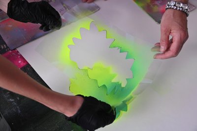 Bevor gesprüht wird, werden Schablonen mit den Motiven ausgeschnitten.