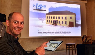 Ringo Grombe im Saal im Johanneshof in Bockendorf. Die moderne Technik hat längst Einzug gehalten. Auch Videokonferenzen lassen sich bequem steuern.