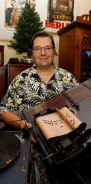 Sammelt Musikapparate: Philipp Ullmann mit selbst spielender Zither .