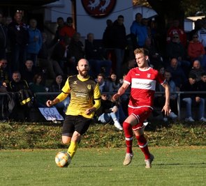 Patrice Reißig vom Ebersbrunner SV (links) und Frank Walter vom SV Planitz (rechts) lieferten sich mit ihren Teams ein spannendes Spiel. 