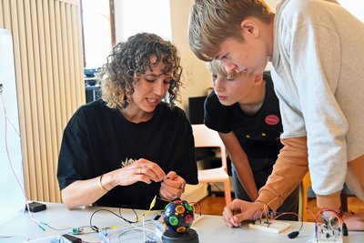 Laure Boer gibt Ole und Manuel (r.), Hinweise für den Equipmentbau im Lehngericht Augustusburg.