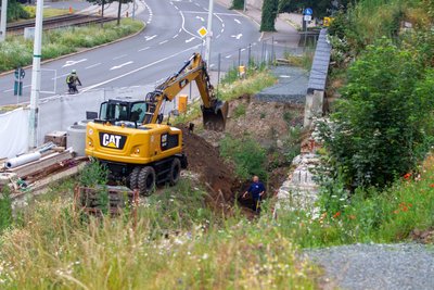 Ein Bagger am Schlosshang bei der Arbeit.