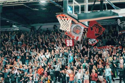 Acht Mal laufen die Niners Chemnitz in der Hauptrunde noch vor ihren eigenen Anhängern in der Messe auf. Und die haben weiter richtig Bock auf Basketball, wie am Sonntag gegen den FC Bayern München zu hören und zu sehen war. Mit 4800 Fans war die Messe restlos ausverkauft.