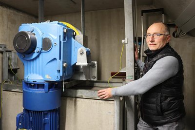 Mario Schönwälder, Mitarbeiter der Stadtwerke, zeigt den tief liegenden Maschinenraum mit Motor, Getriebe, Steuerung und Gegenwicht. Zusammen wiegt dies gut 3,5 Tonnen.