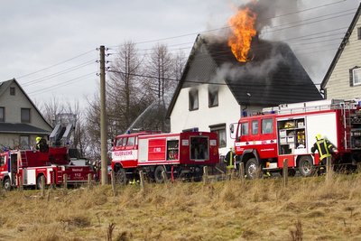 Etwa 65 Feuerwehrleute mussten am Sonntagmittag einen Dachstuhlbrand in Schönfeld löschen.