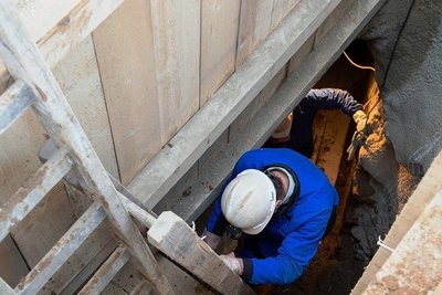 Über zwei Holzleitern geht es in den Keller hinunter.